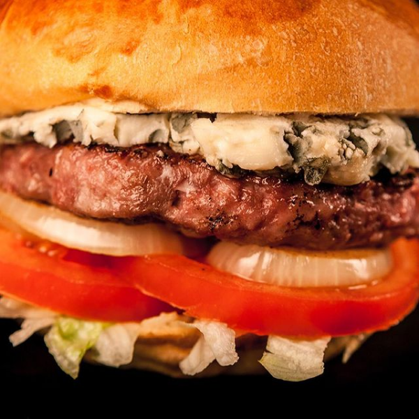 Hamburguesa de ternera con bacon, guacamole y cebolla crujiente