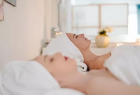 Tratamiento facial en pareja y desayuno